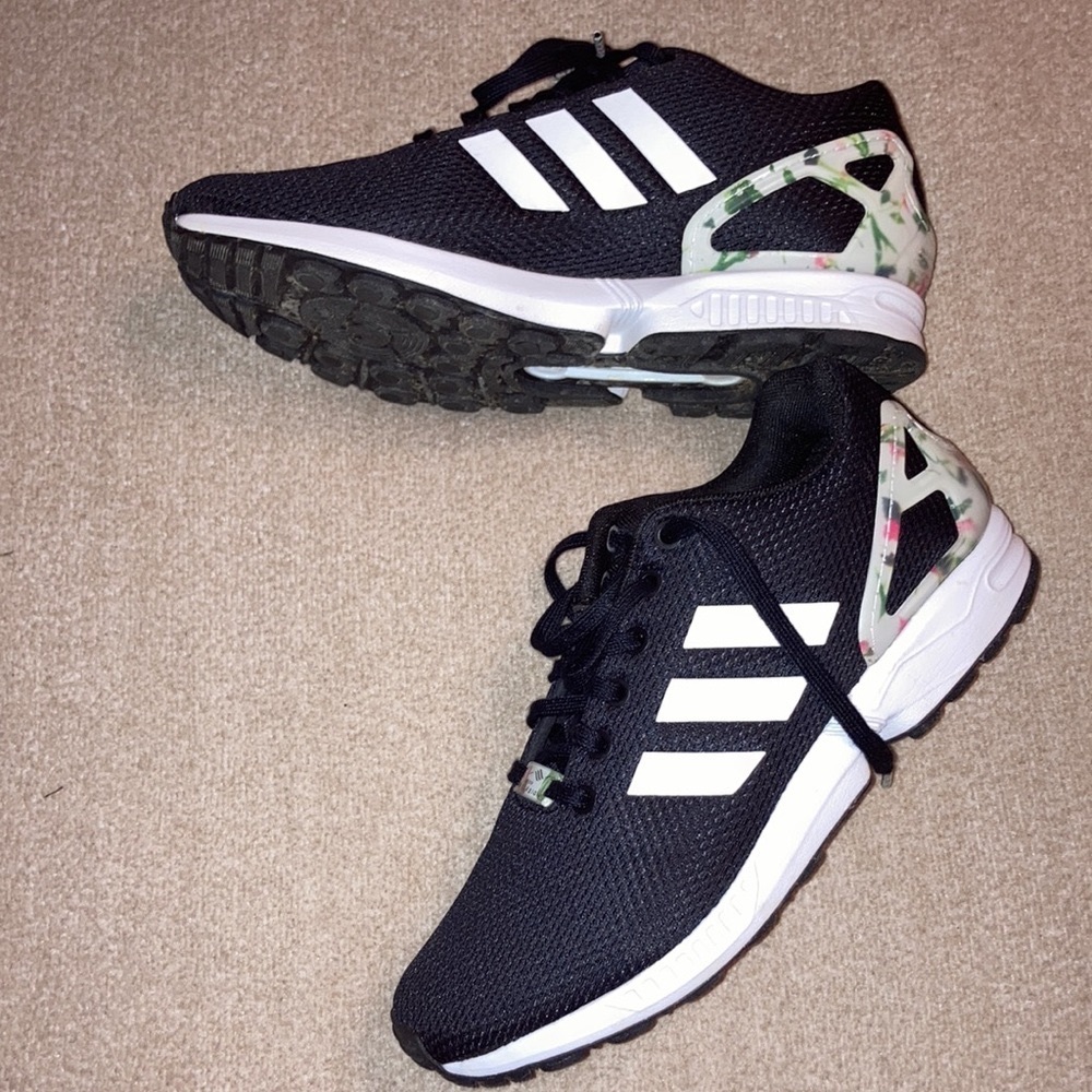 Like new!!! adidas Worn 3 times.  adidas torsion line